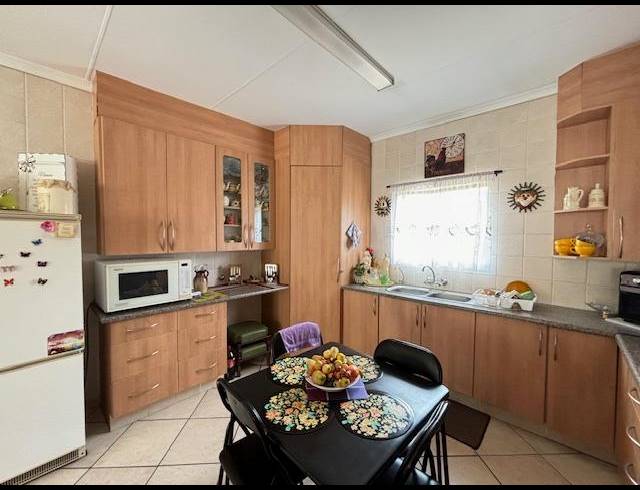 3 BEDROOM TOWNHOUSE FOR SALE IN VANDERBIJLPARK SE 2